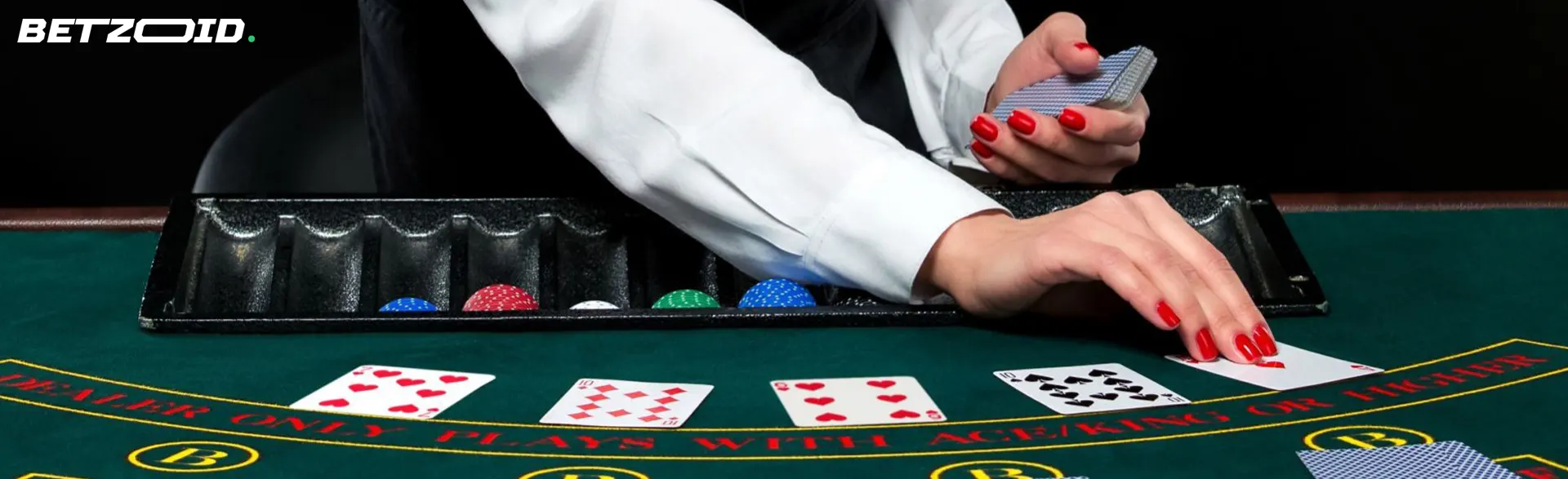 Le croupier dispose les cartes sur la table du casino.