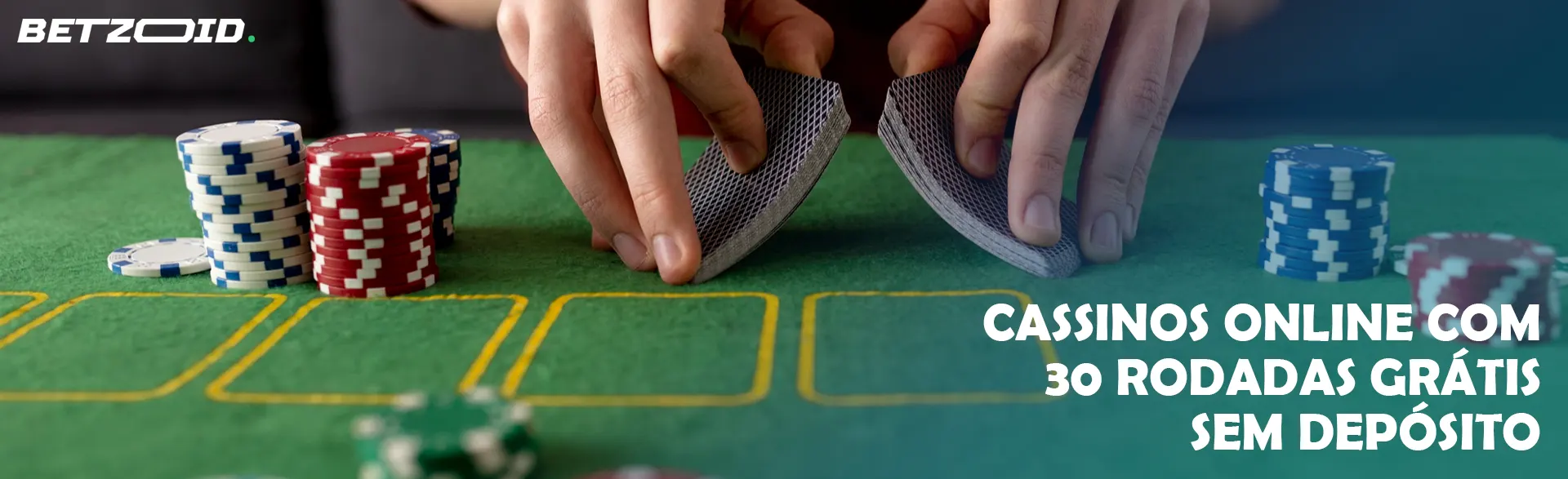 Um jogador embaralha cartas em uma mesa de cassino.