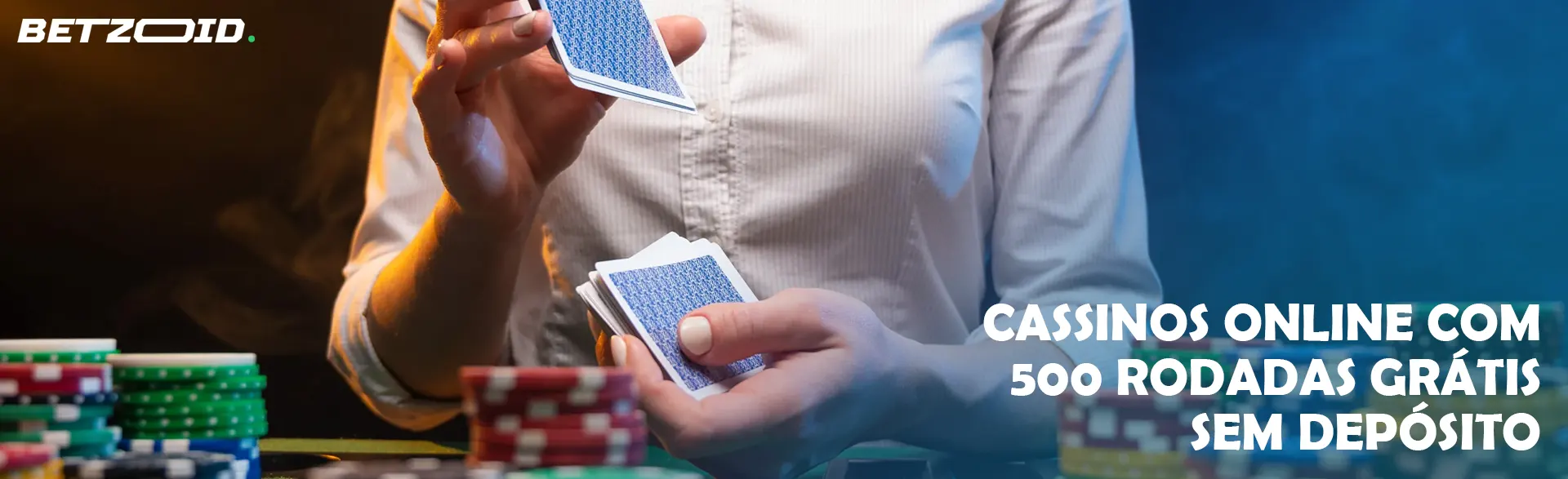 O jogador embaralha as cartas ao lado das fichas do casino.