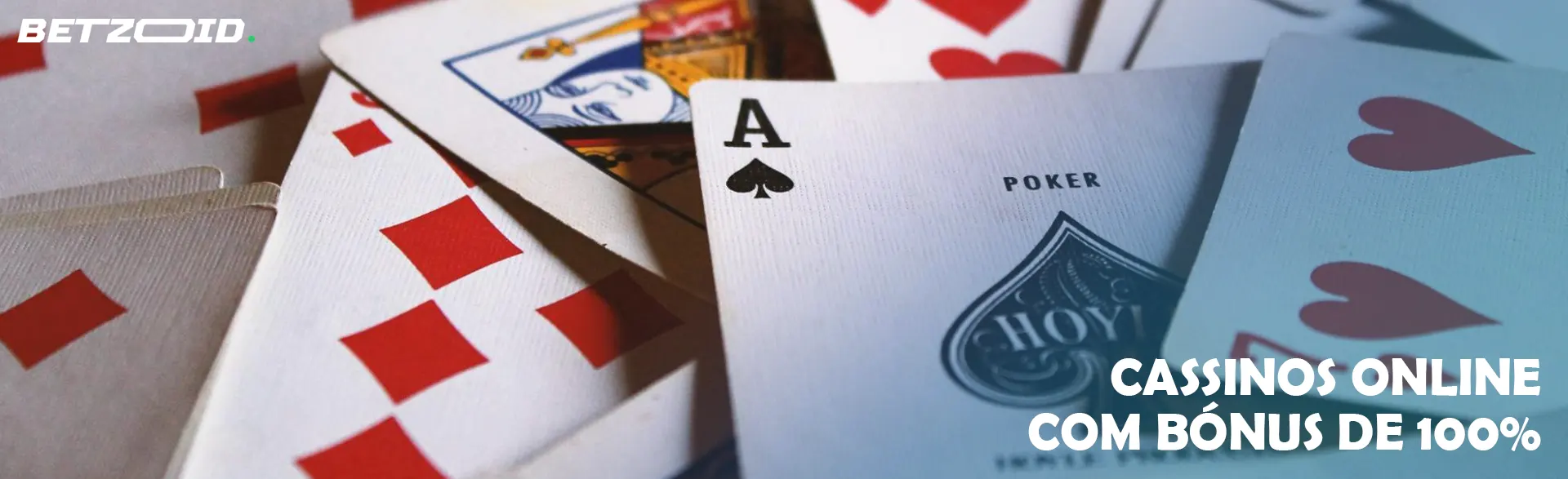 Baralho de cartas espalhado.