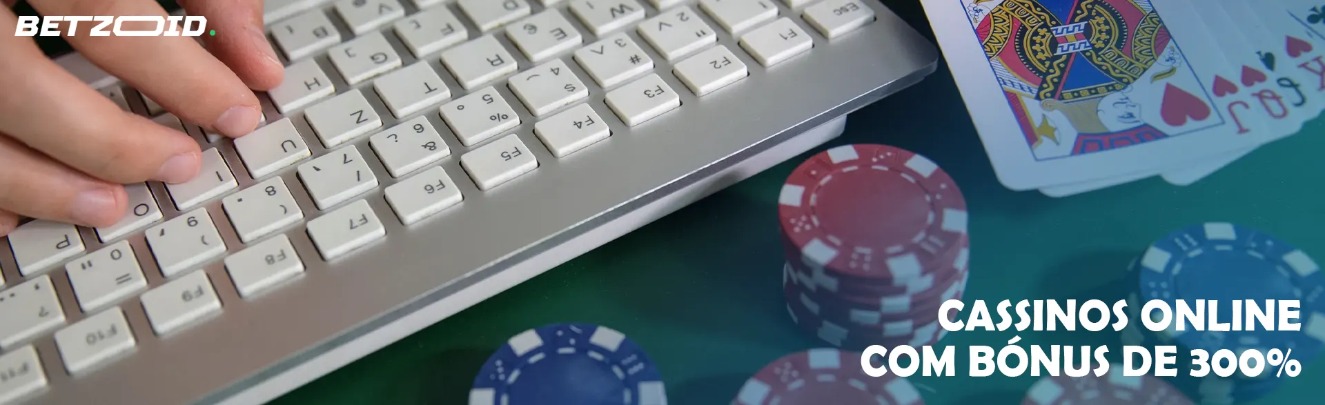 Cartões de cassino e fichas ao lado do teclado.