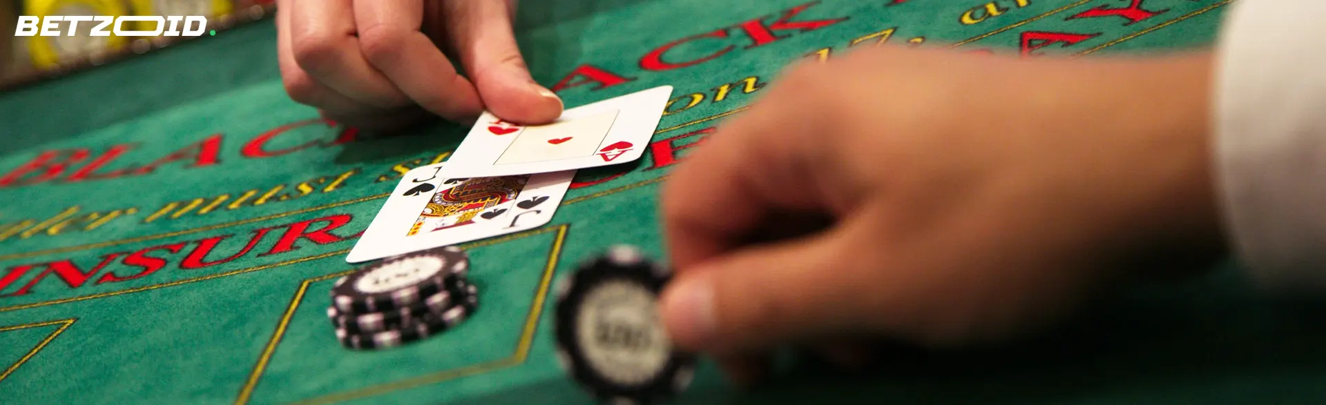 Le joueur pose les cartes sur la table du casino.