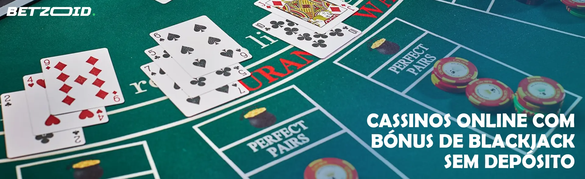 Cartas e fichas na mesa do cassino.