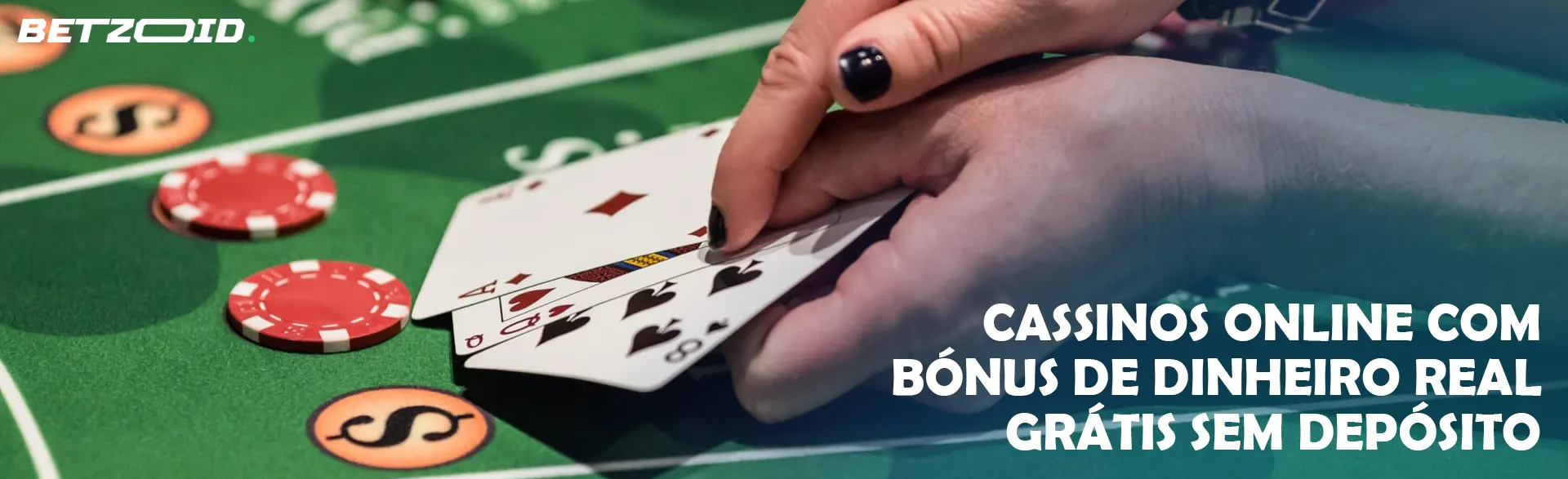 Um jogador segura cartas na mesa do cassino.