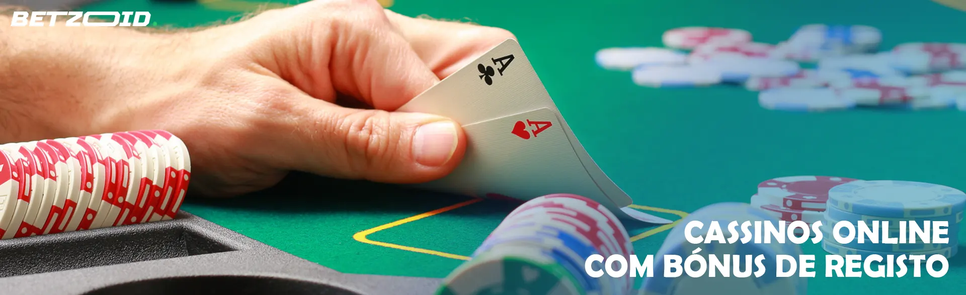 O jogador segura as cartas ao lado das fichas do casino.