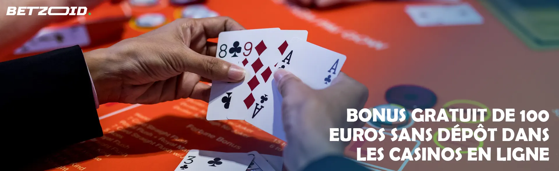 Cartes entre les mains du joueur sur la table du casino.