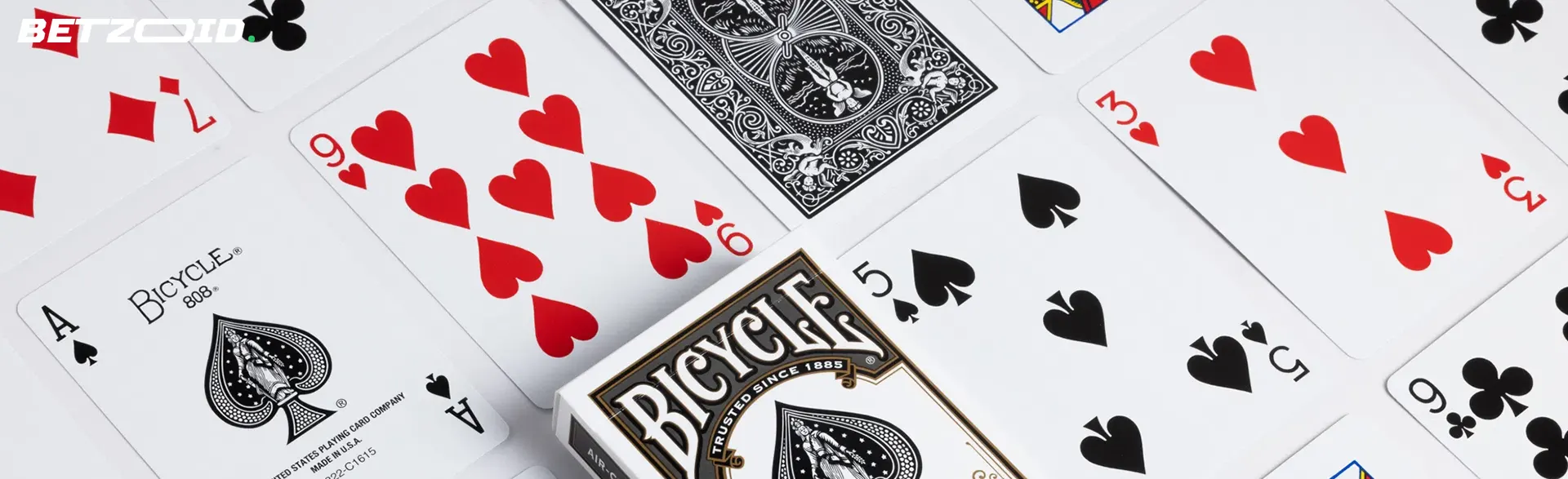 Un jeu de cartes est disposé.