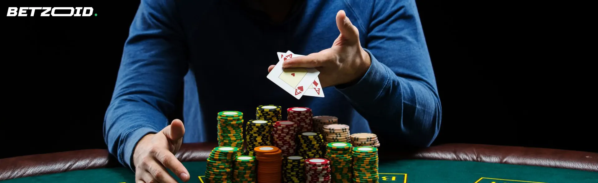 Le joueur montre les cartes à côté des jetons du casino.