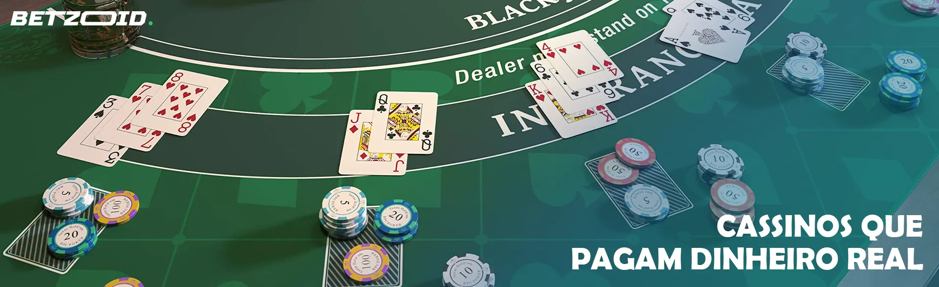 Mesa de cassino com fichas e cartas.