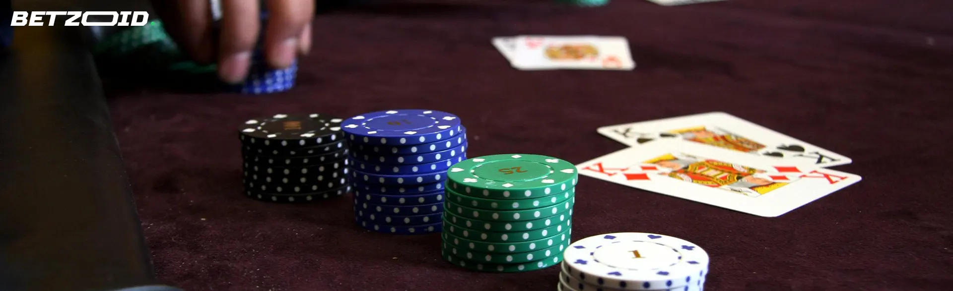 Cartas e fichas na mesa do cassino.