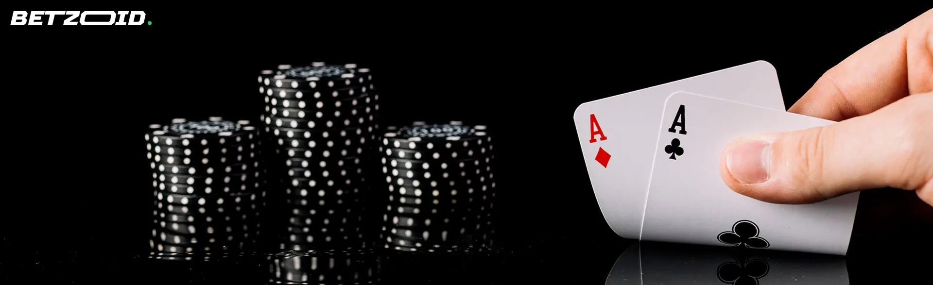 O jogador segura as cartas ao lado das fichas do casino.