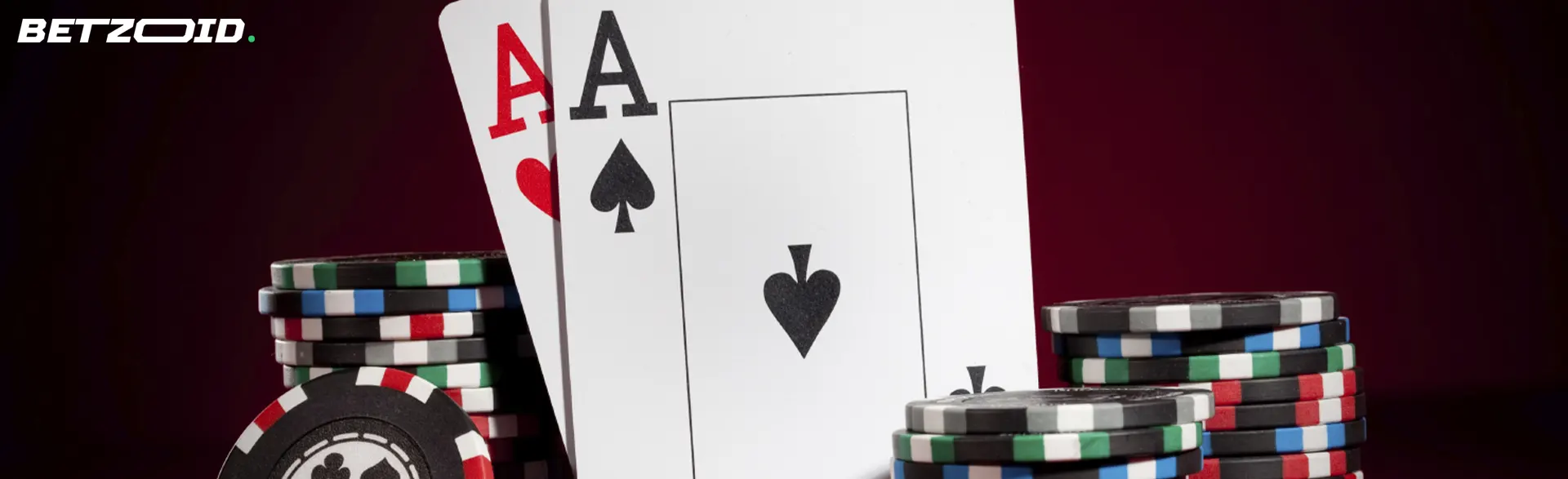 Duas cartas ao lado de fichas de casino.