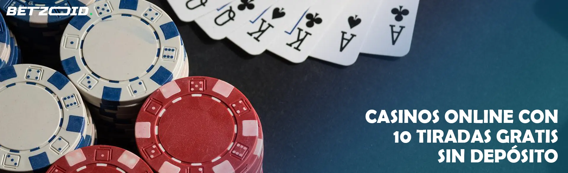 Tarjetas junto a fichas de casino.