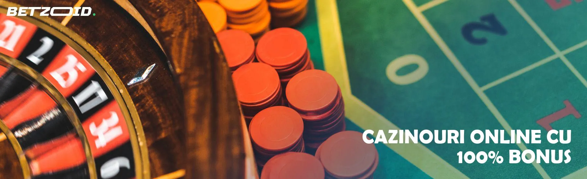 Roata ruletei lângă jetoane de cazinou.