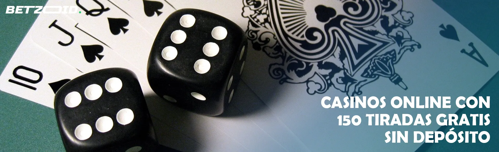 Los dados negros se encuentran sobre las cartas.