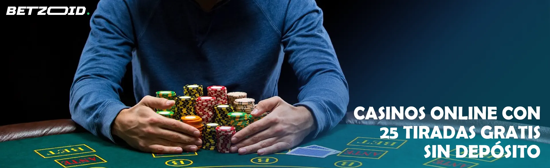 Un jugador sostiene un montón de fichas en una mesa de casino.