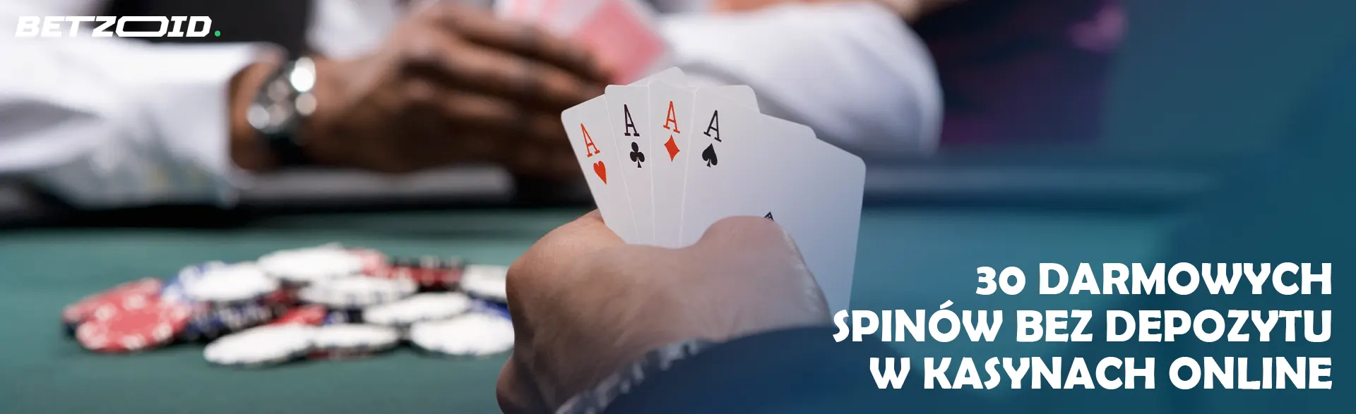 Gracz trzyma karty na tle stołu w kasynie.