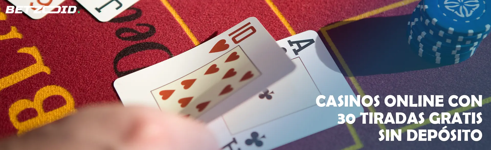 El jugador coloca las cartas sobre la mesa del casino.