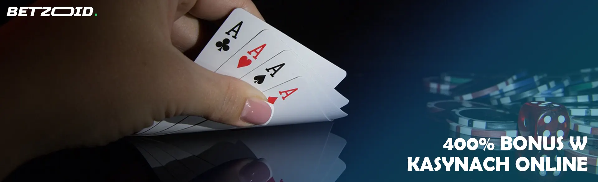 Karty w rękach gracza obok kości i żetonów kasynowych.