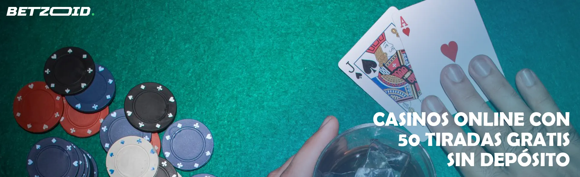 Un jugador sostiene cartas junto a fichas de casino y una bebida en un vaso.