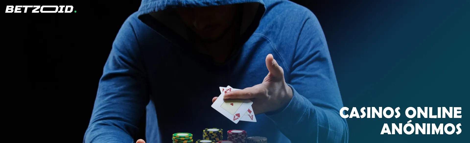 Un jugador encapuchado sostiene cartas sobre fichas de casino.
