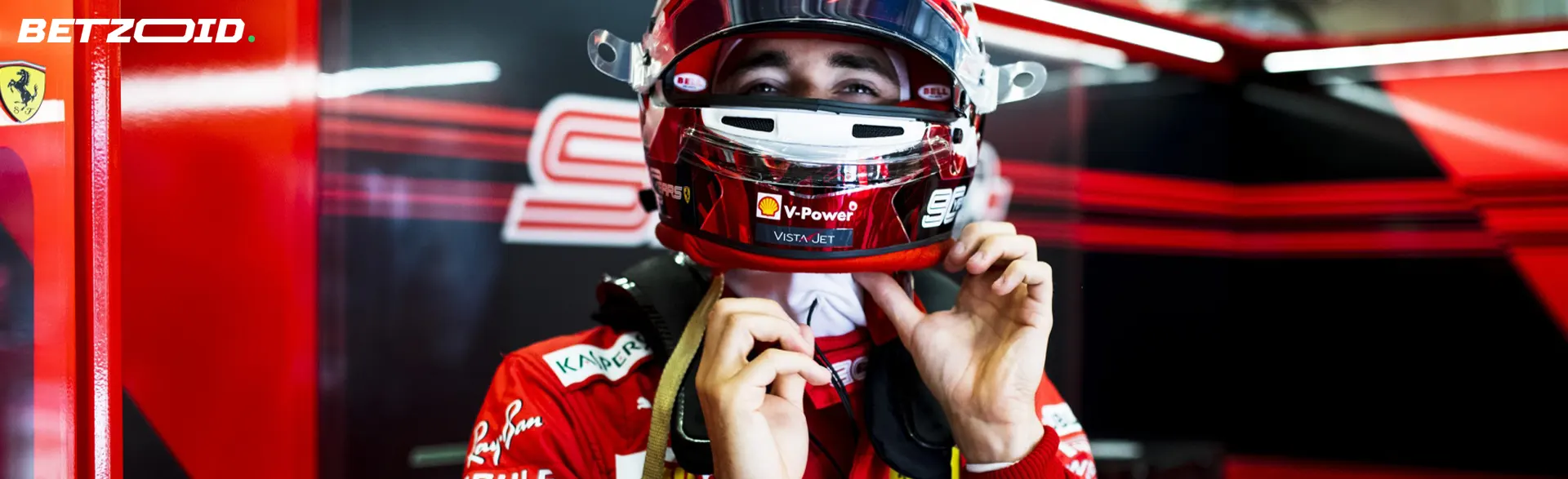 El piloto se pone el casco antes de la carrera.