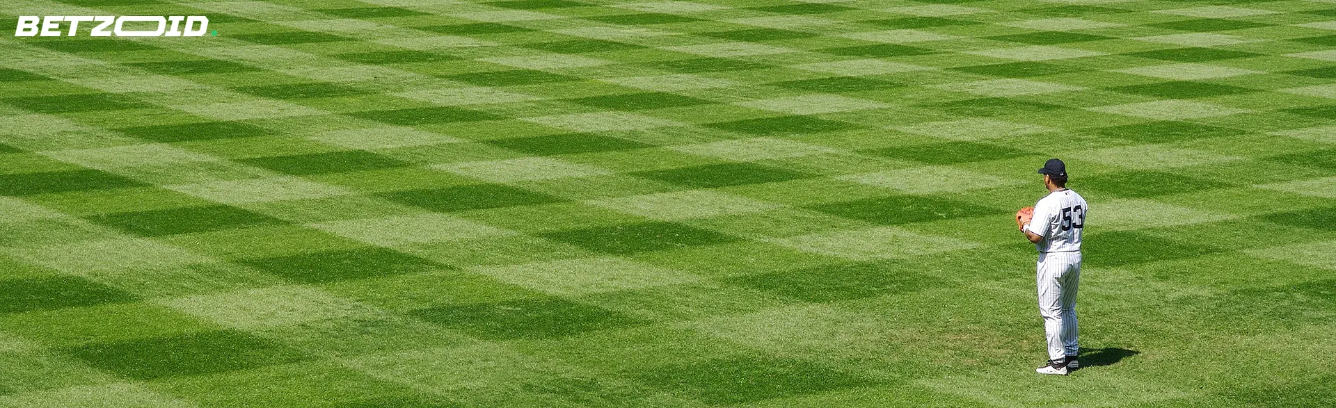 Jugador de béisbol en un campo vacío.