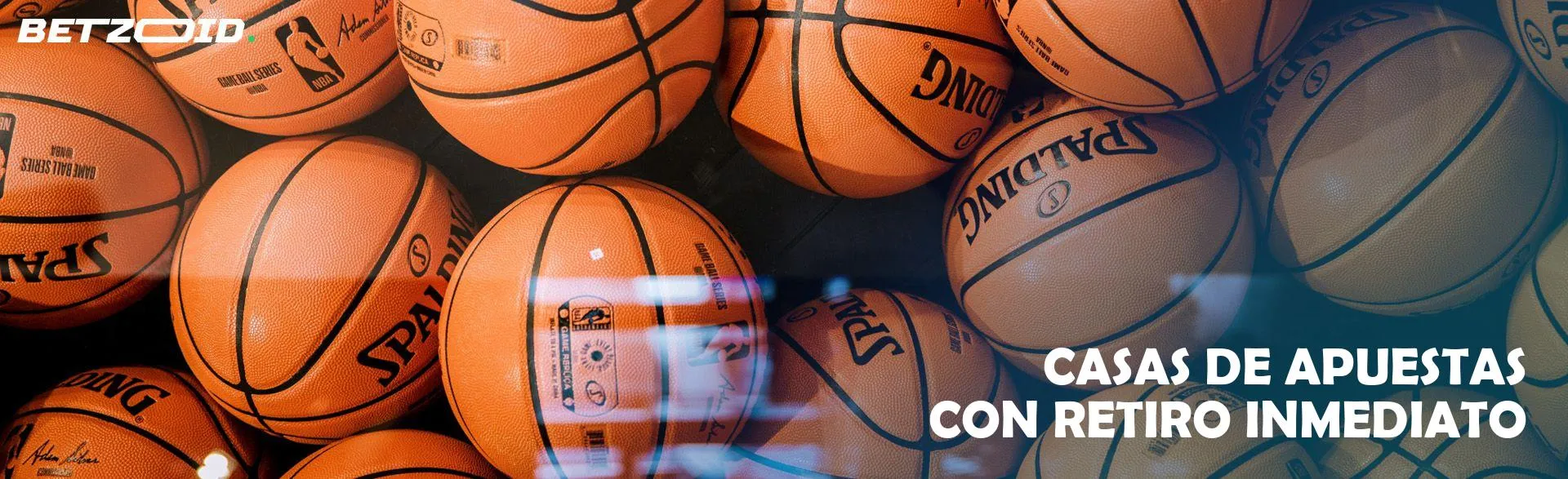 Las pelotas de baloncesto se recogen en una pila.