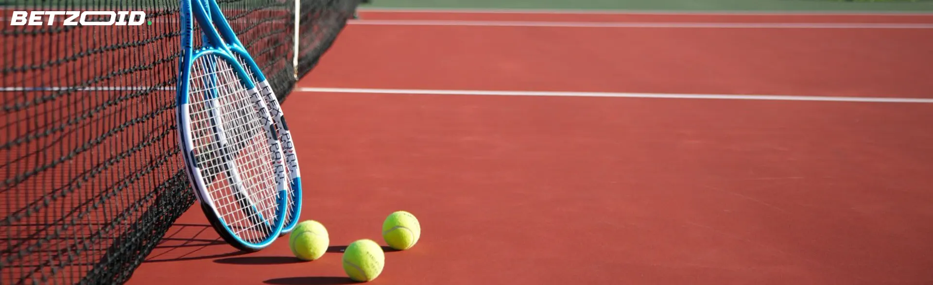 Raquetas y pelotas de tenis en la cancha.