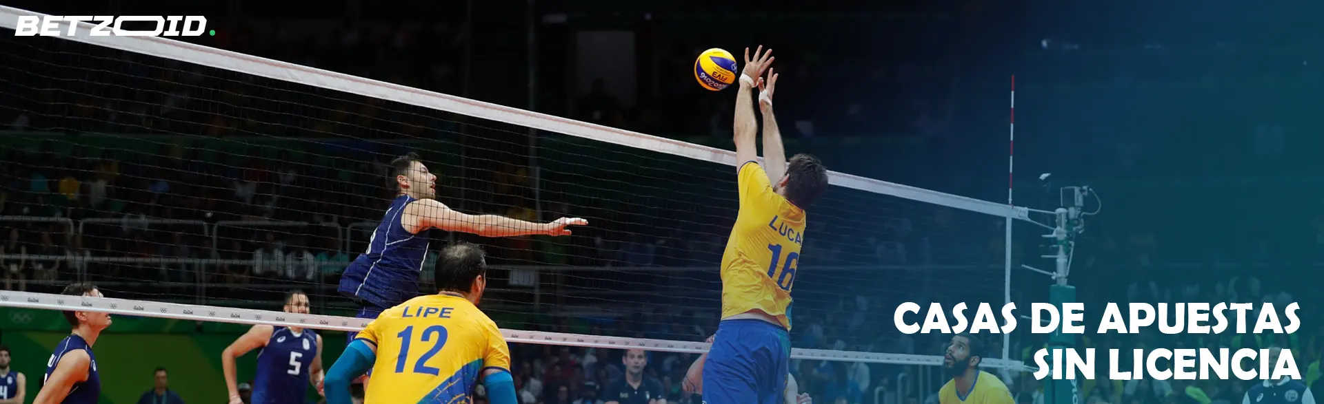 Un jugador de voleibol intenta golpear la pelota durante el juego.