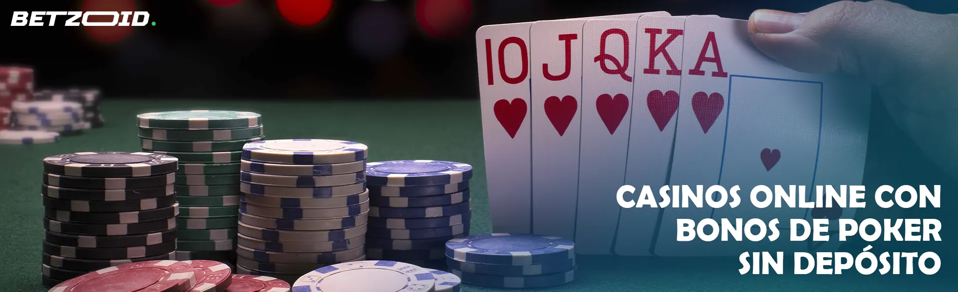 El jugador sostiene las cartas junto a las fichas del casino.
