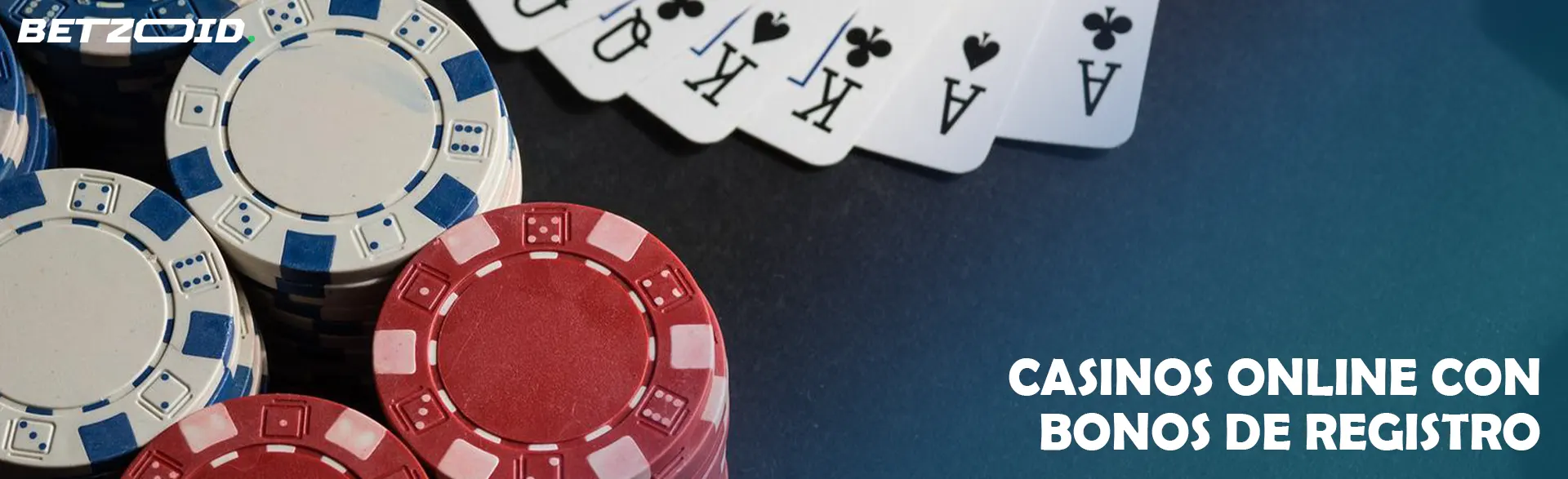 Tarjetas junto a fichas de casino.