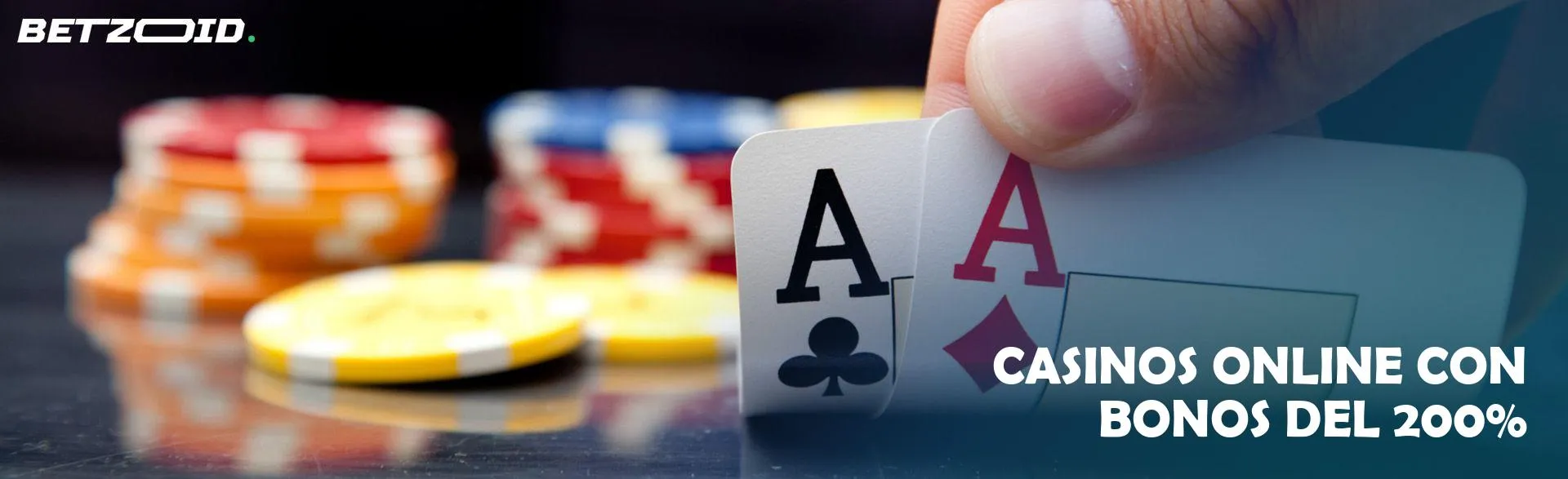 El jugador sostiene las cartas junto a las fichas del casino.