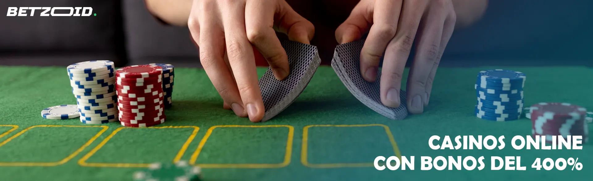 Un jugador baraja cartas en una mesa de casino.