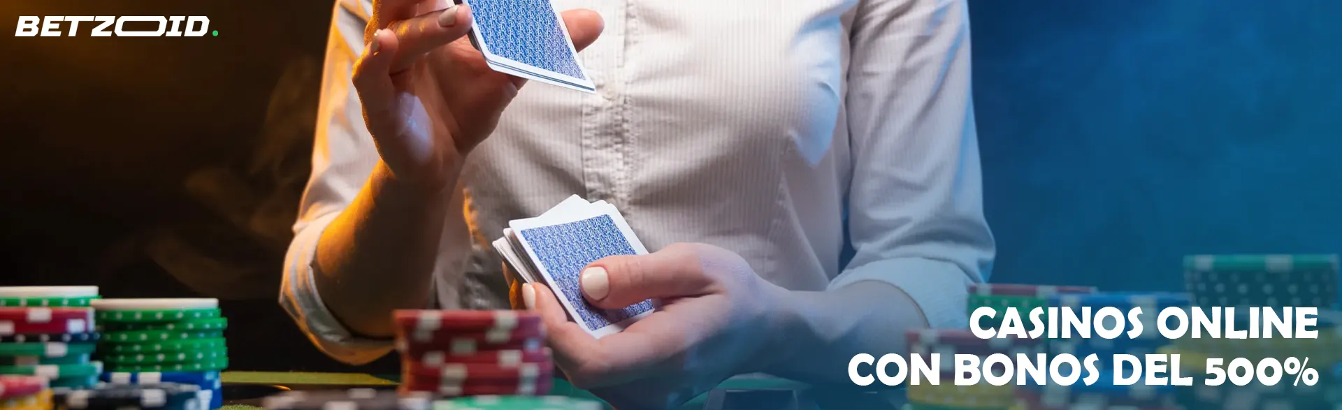 El jugador baraja las cartas cerca de las fichas del casino.