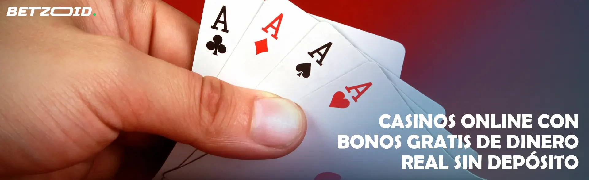 El jugador sostiene cartas sobre un fondo rojo.