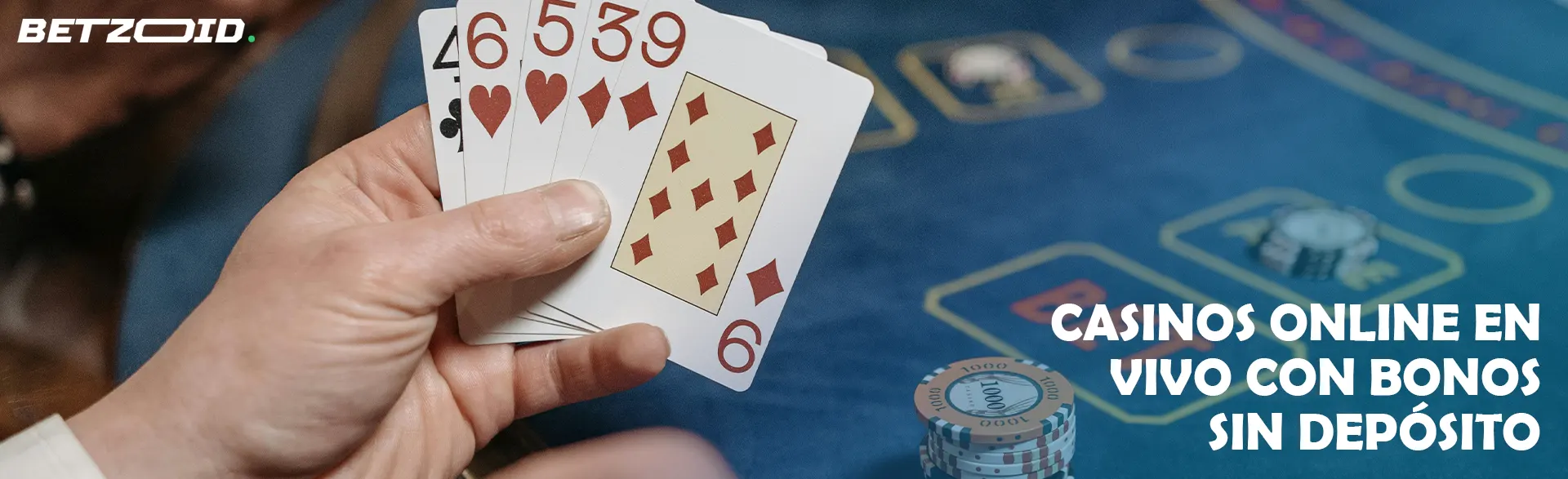 Cartas en manos del jugador en el fondo de la mesa del casino.