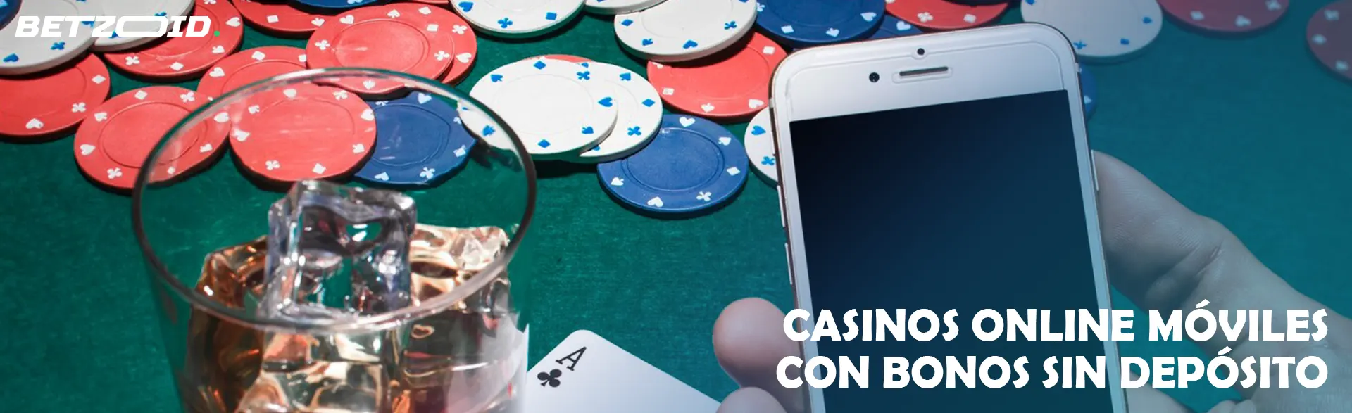 Un teléfono inteligente y una bebida en un vaso sobre el fondo de fichas de casino.