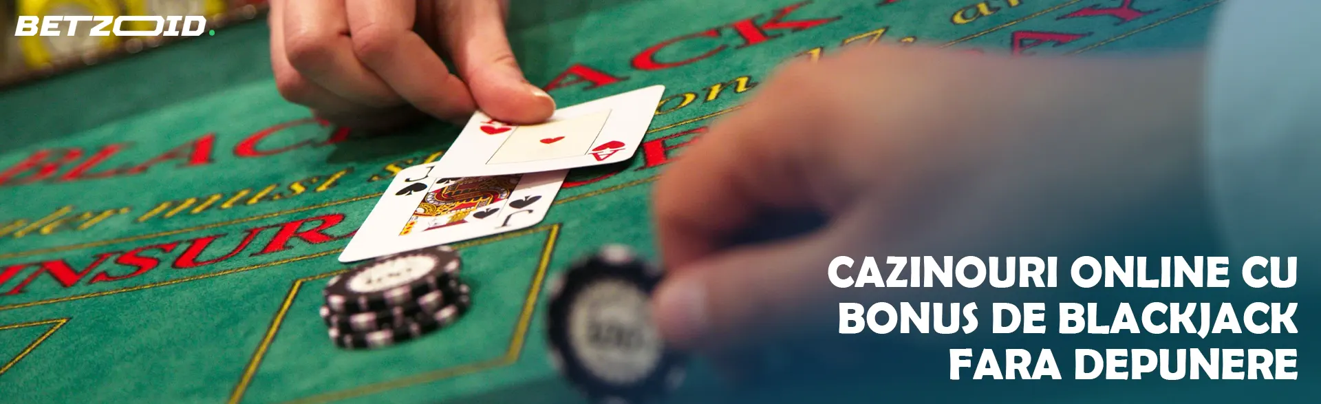 Jucătorul pune cărțile pe masa de blackjack.