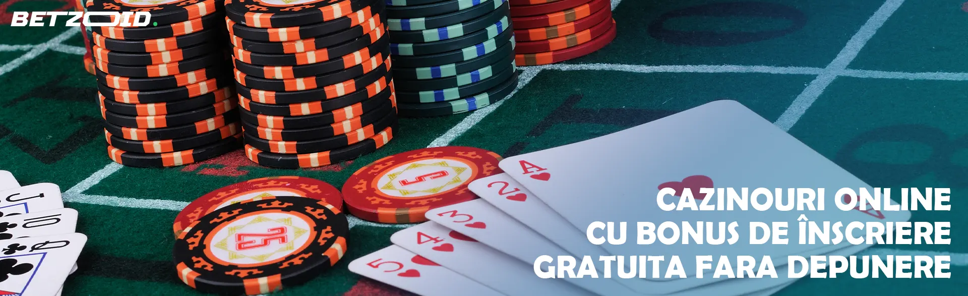 Cărți și jetoane pe masa cazinoului.