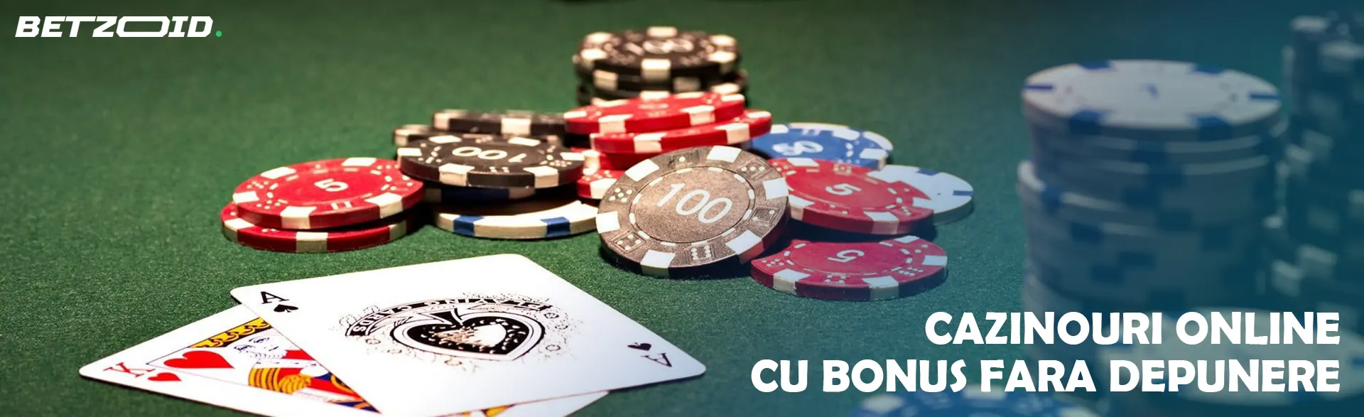 Cărți și jetoane pe masa cazinoului.