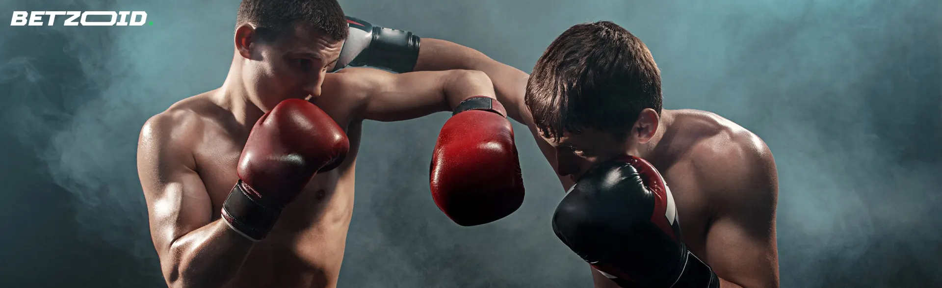 Dwóch bokserów w akcji podczas walki.