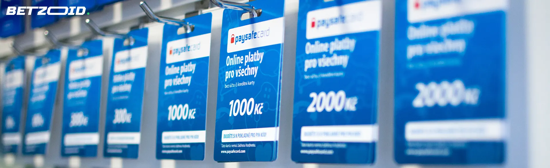 En el escaparate cuelgan Paysafecards azules.