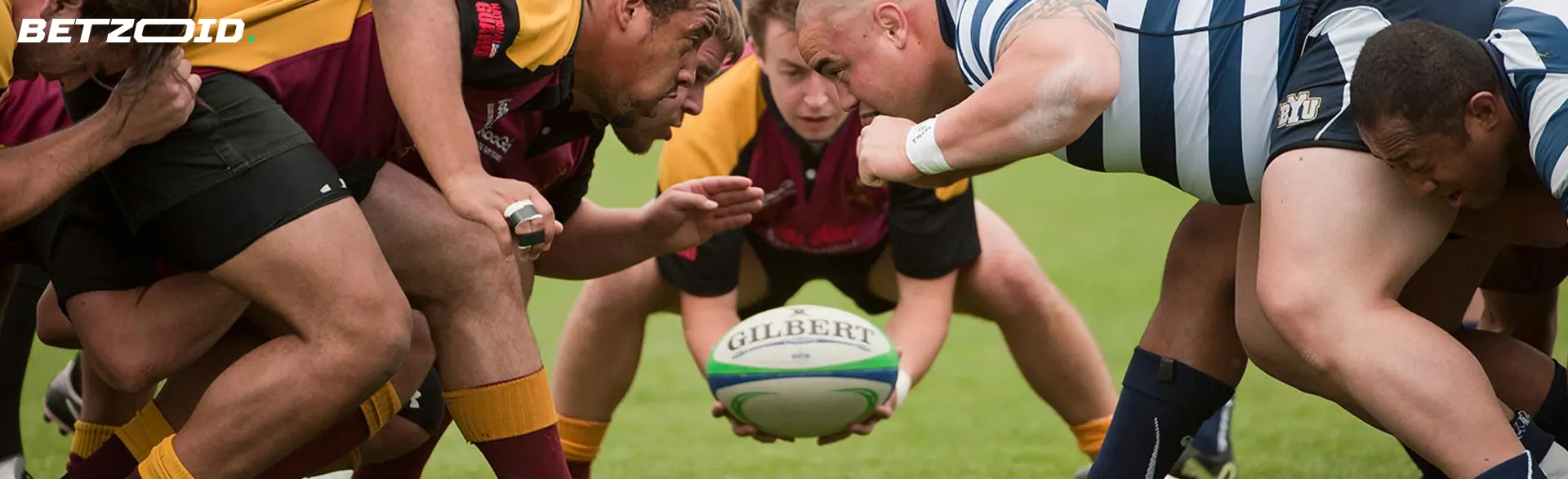 Jucătorii de rugby se luptă pentru minge în timpul unui meci.