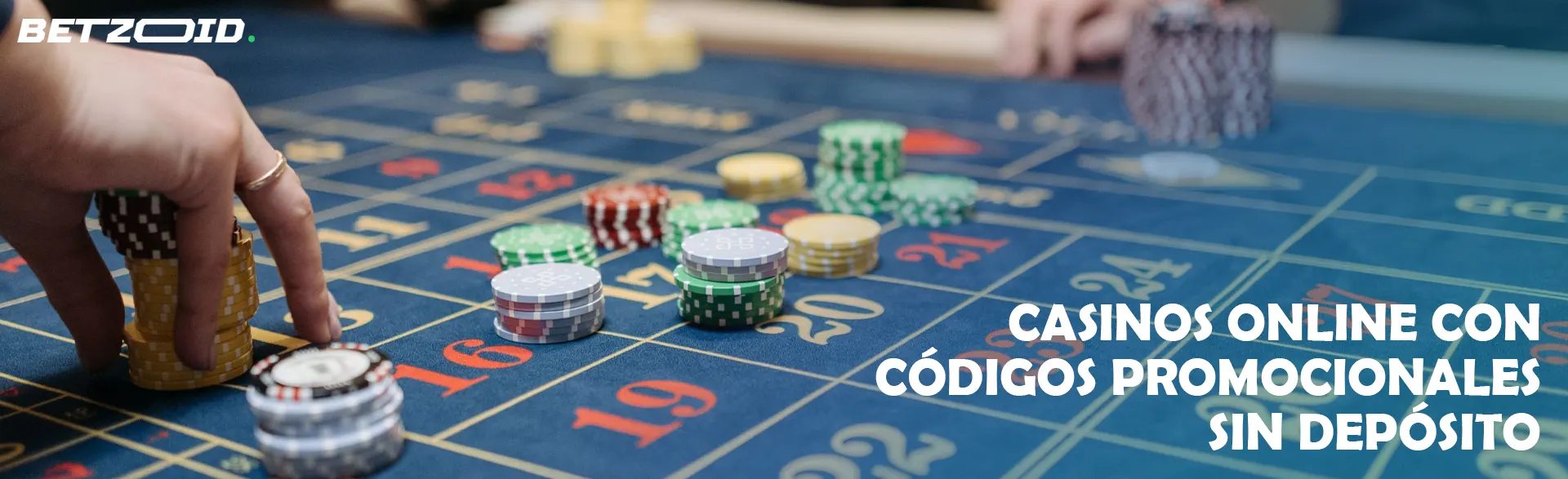 El jugador coloca fichas en la mesa del casino.