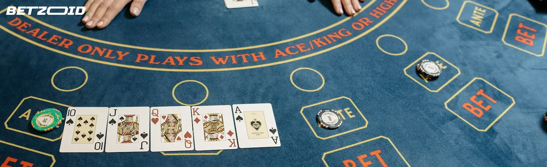 Mesa de casino con cartas y fichas.