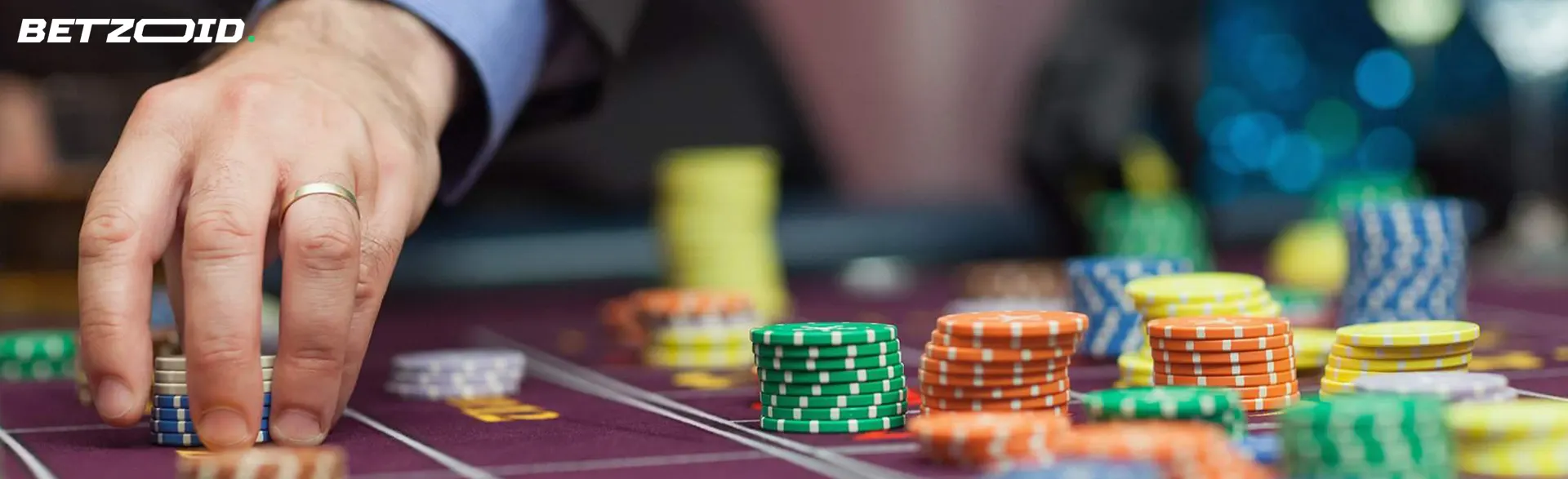 El jugador coloca fichas en la mesa del casino.