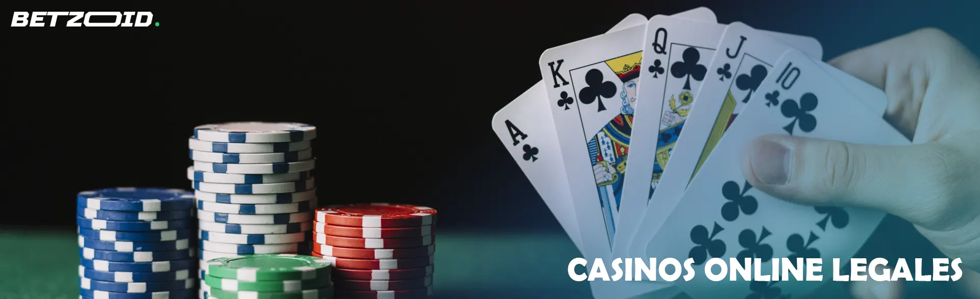 El jugador sostiene las cartas junto a las fichas del casino.