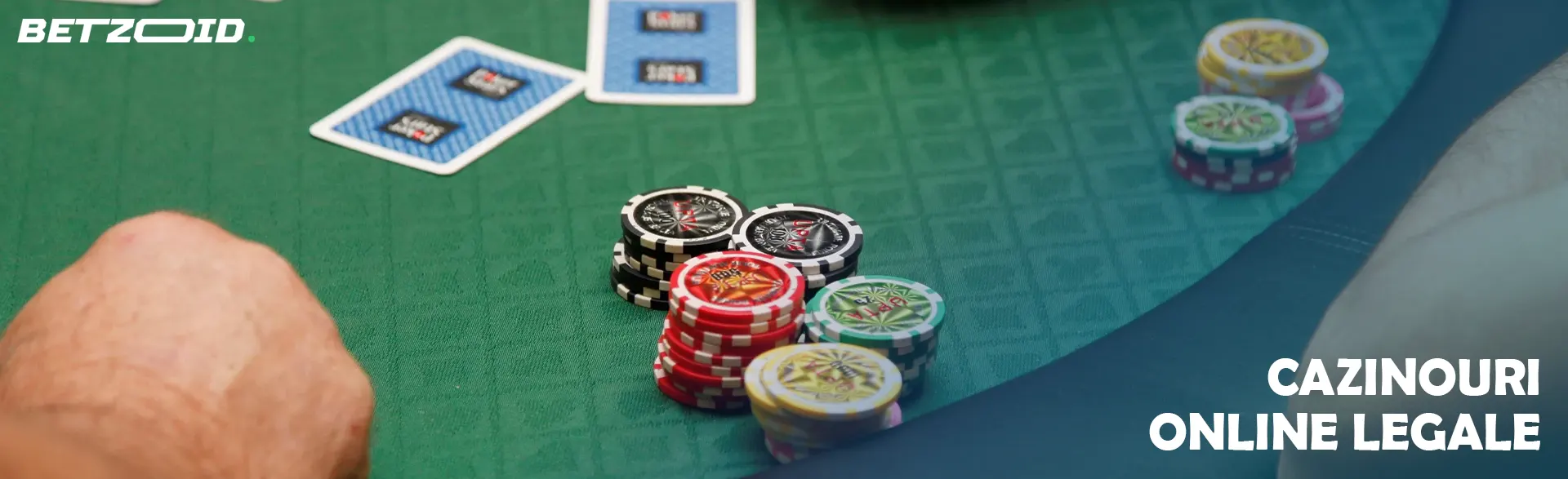 Cărți și jetoane pe masa cazinoului.