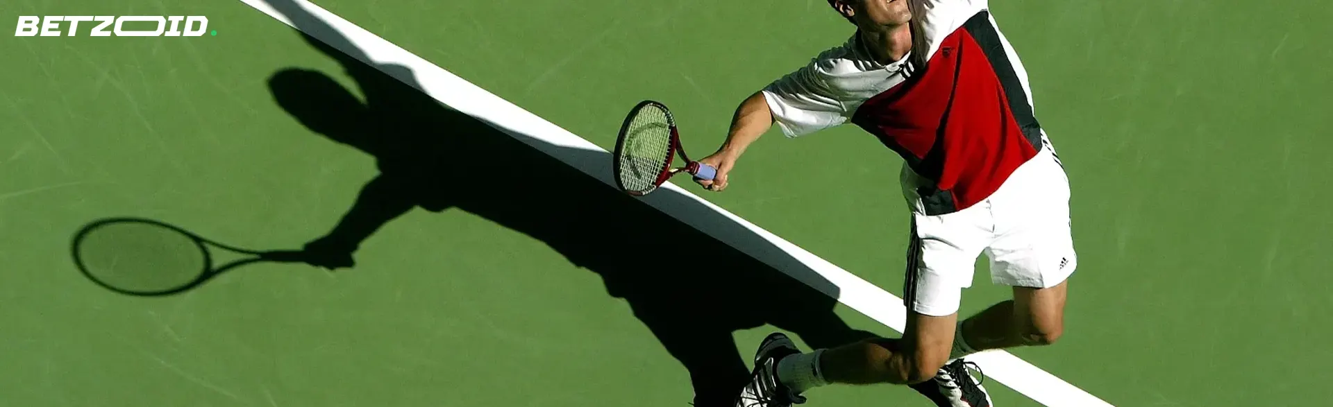 Un jucător de tenis încearcă să lovească mingea.